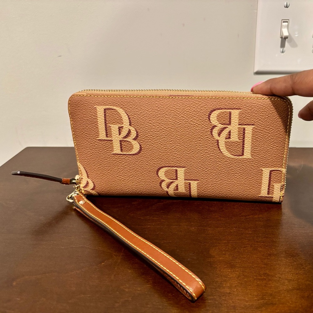 🤎 Authentic Dooney & Bourke Monogram Large Zip Around Wristlet 🤎